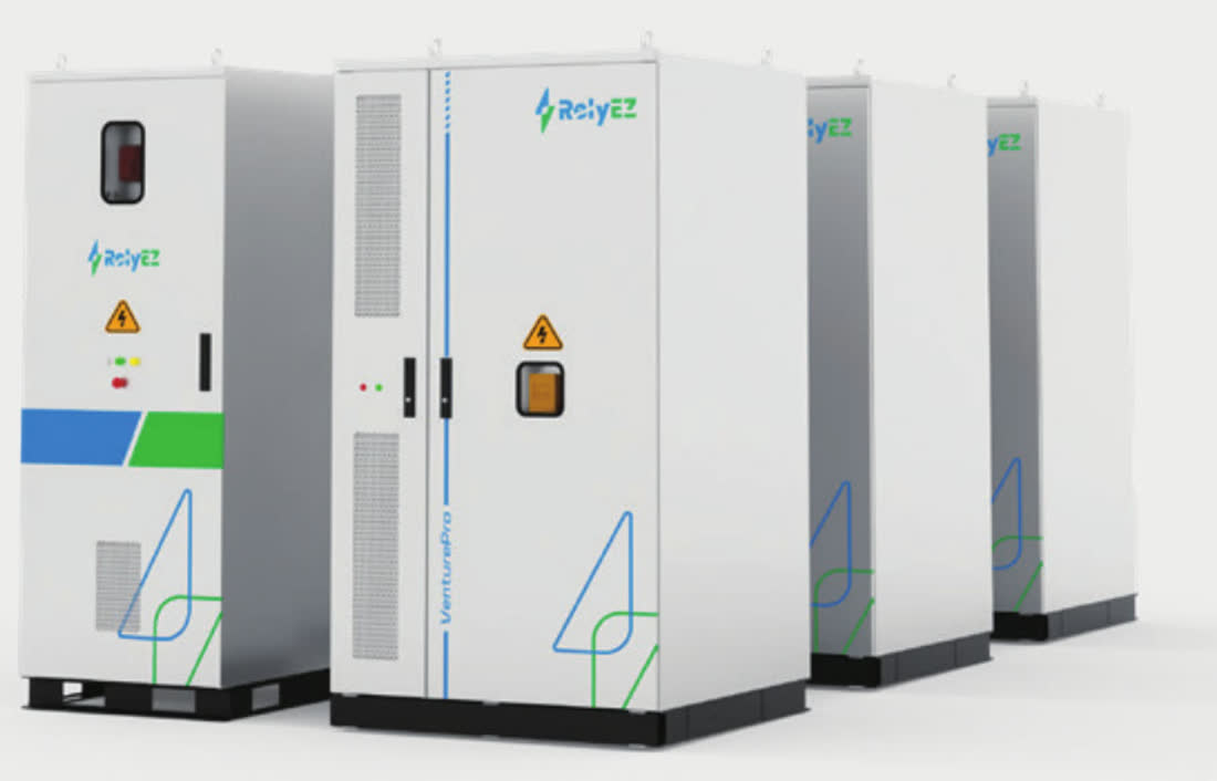 Armoire de contrôle Fusion et trois armoires batterie alignées