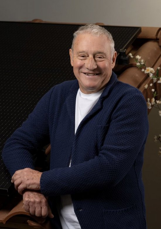 Jean Renard, fondateur de JR Énergie, devant une installation photovoltaïque
