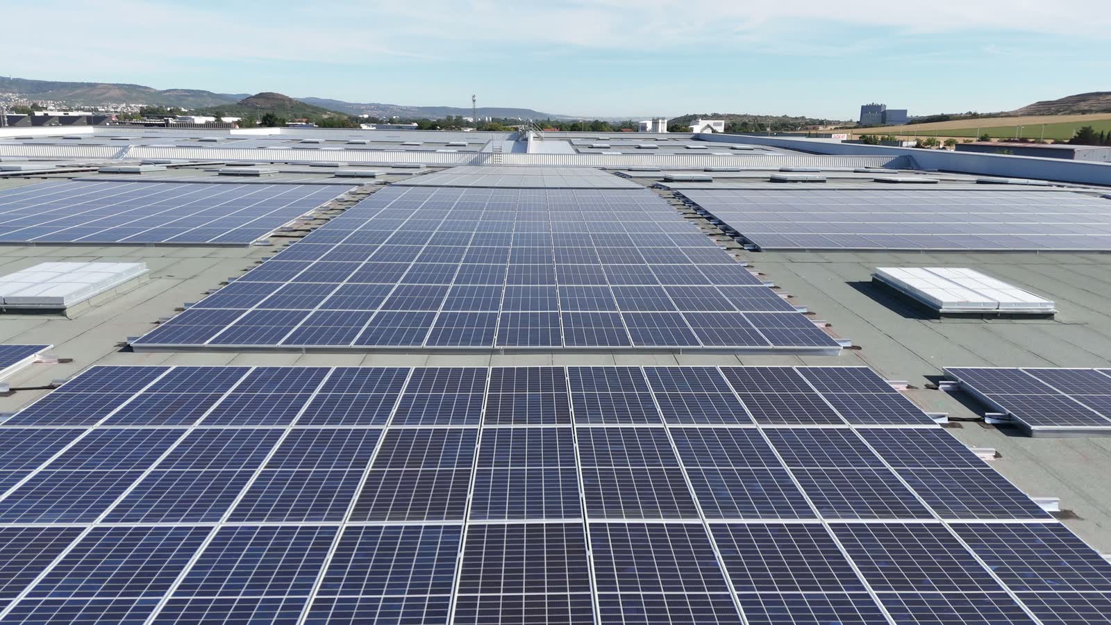 Toitures logistiques couvertes de panneaux photovoltaïques à Cournon-d'Auvergne
