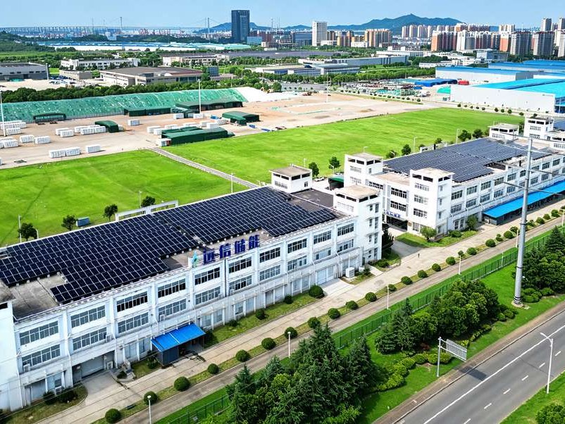 Vue aérienne d'une base de production RelyEZ : halls de fabrication aux toitures photovoltaïques
