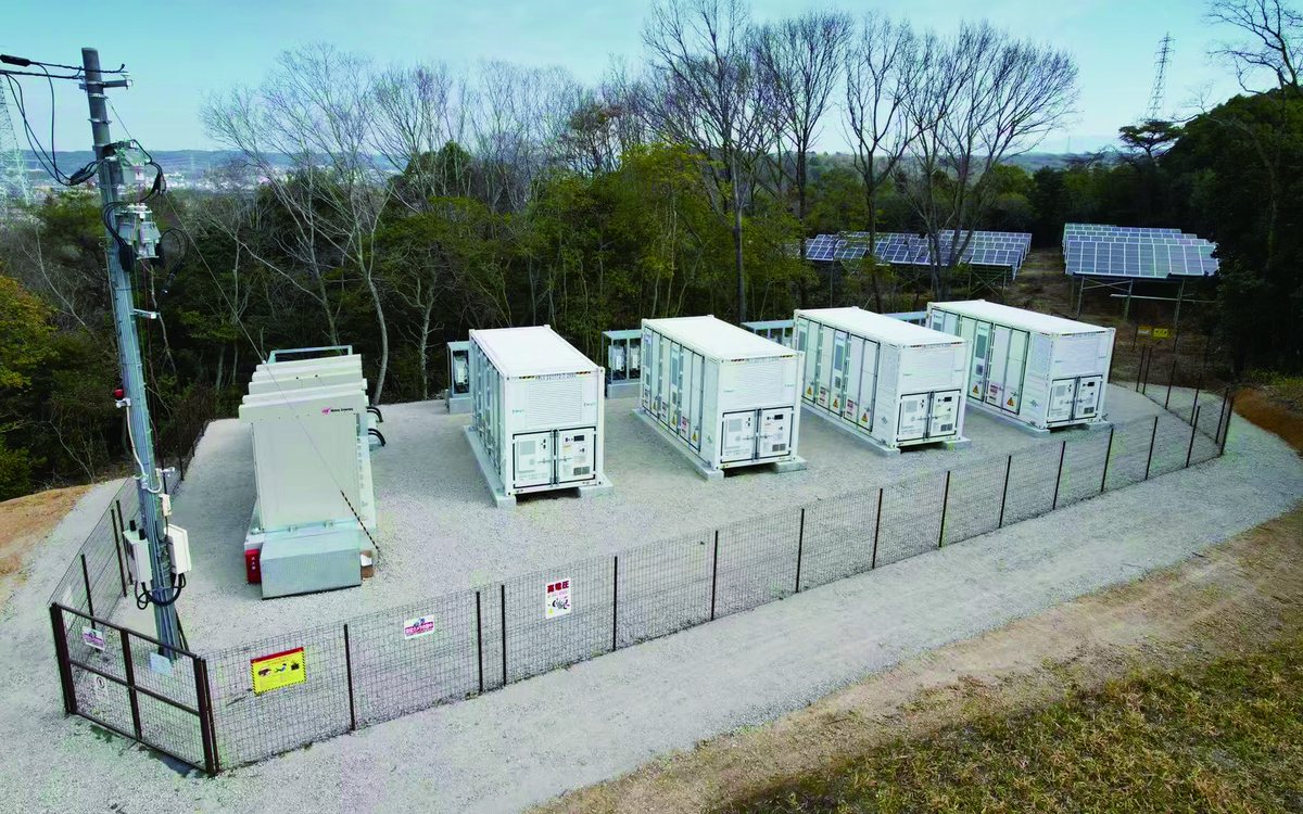 Conteneurs de stockage RelyEZ derrière la clôture du site de Bessho, au Japon