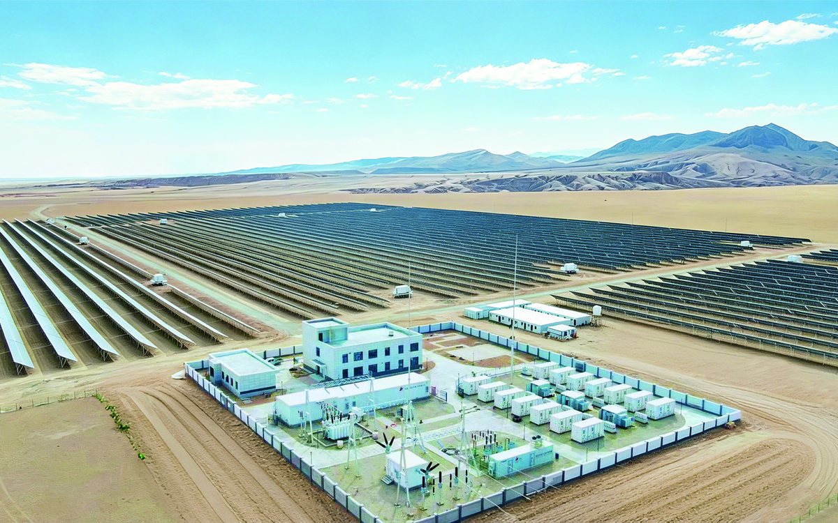 Vue aérienne du parc solaire et stockage en construction au Burkina Faso