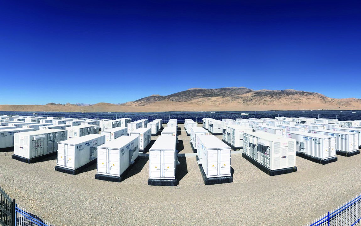 Panorama de la centrale solaire + stockage de Gangba, la plus haute en altitude au monde