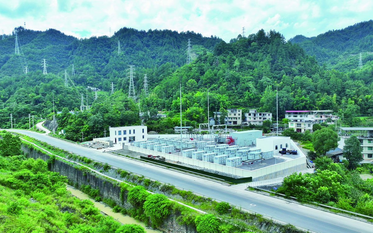 Vue aérienne de la centrale de stockage de Qinggang, entourée de collines