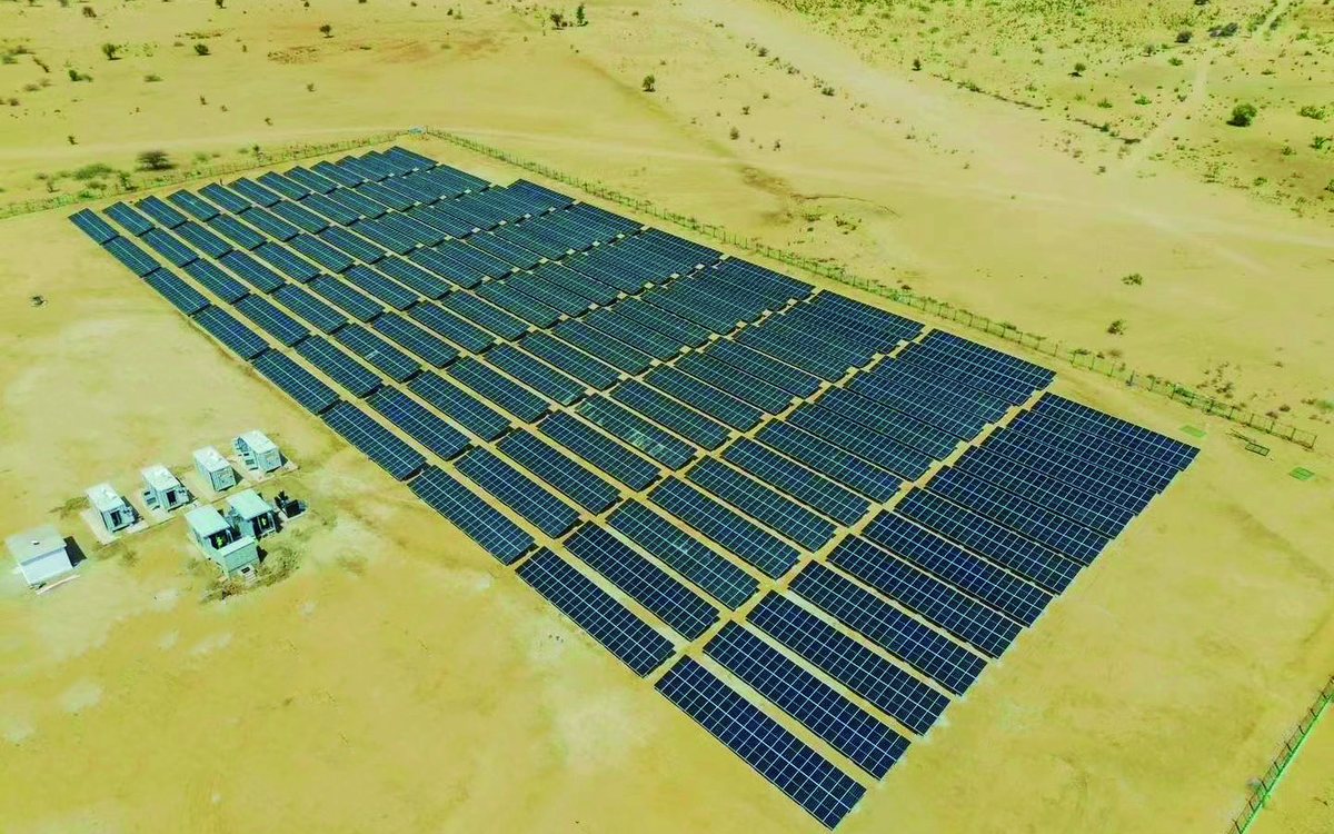 Vue aérienne du champ photovoltaïque du micro-réseau tchadien