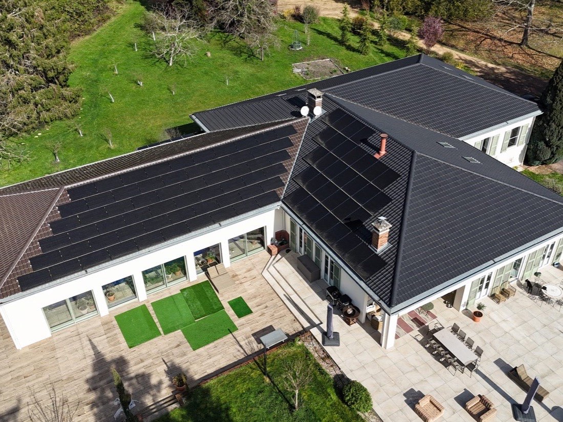 Maison individuelle équipée de panneaux photovoltaïques, vue aérienne